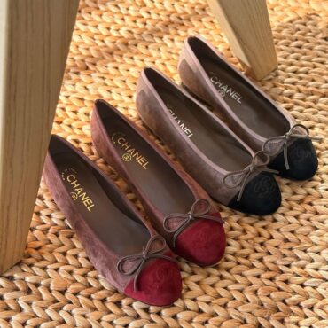 Chanel ballet flats in suede with a contrasting cap